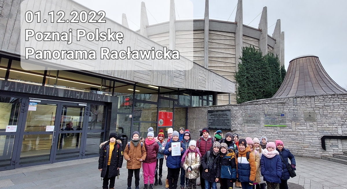 grupa dzieci przed budynkiem Panoramy Racławickiej, na zdjęciu napis "poznaj Polskę 01.12.2022, Panorama Racławicka"