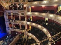 wnętrze opery, balkony