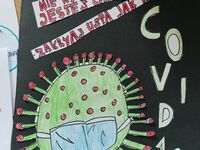 Plakat na którym widać zielonego wirusa i napis "covid-19" oraz hasła "myj ręce; zaszczep się; nie wychodź z domu jak jesteś chory; zakrywaj usta jak kichasz"
