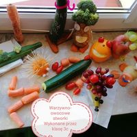 kolorowe stworki z warzyw i owoców i kartka: warzywno - owocowe stworki wykonane przez klasę 3c