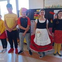 pięcioro uczniów ubranych w stroje w kolorach niemieckich