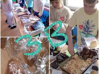 Dzieci z klasy 3b uczestniczą w sprzedaży przekąsek z okazji WOŚP. Ciasta, dzieci sprzedające ciasta.