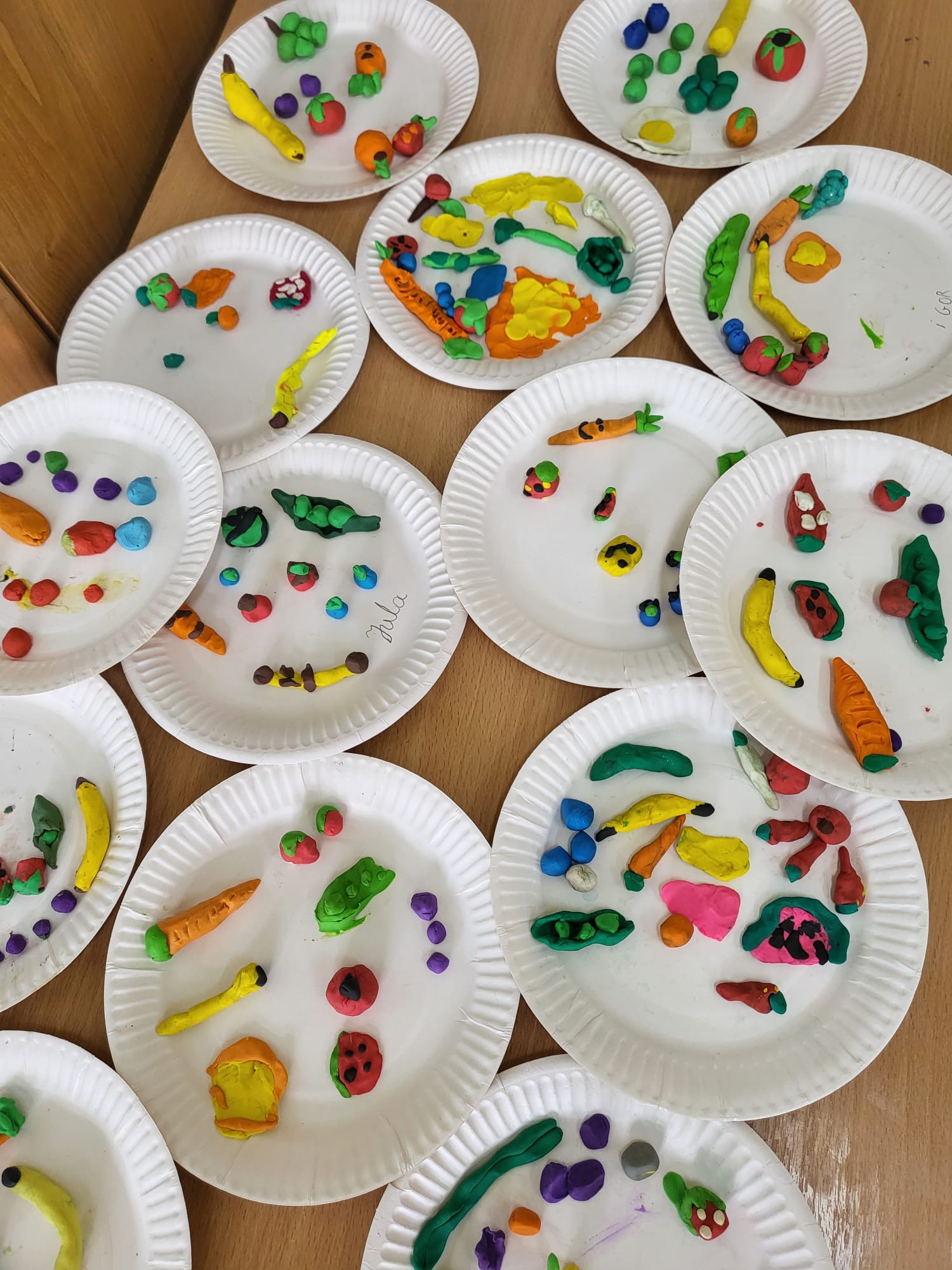 Dzieci z klasy 1a wykonały z plasteliny które owoce i warzywa lubią najbardziej