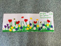 Łąka widziana oczami dzieci. Kolorowe kwiaty na zielonej trawie, podpisane: Julia Galej, Julia Górkowa, Marianna Grzesiuk, 2a