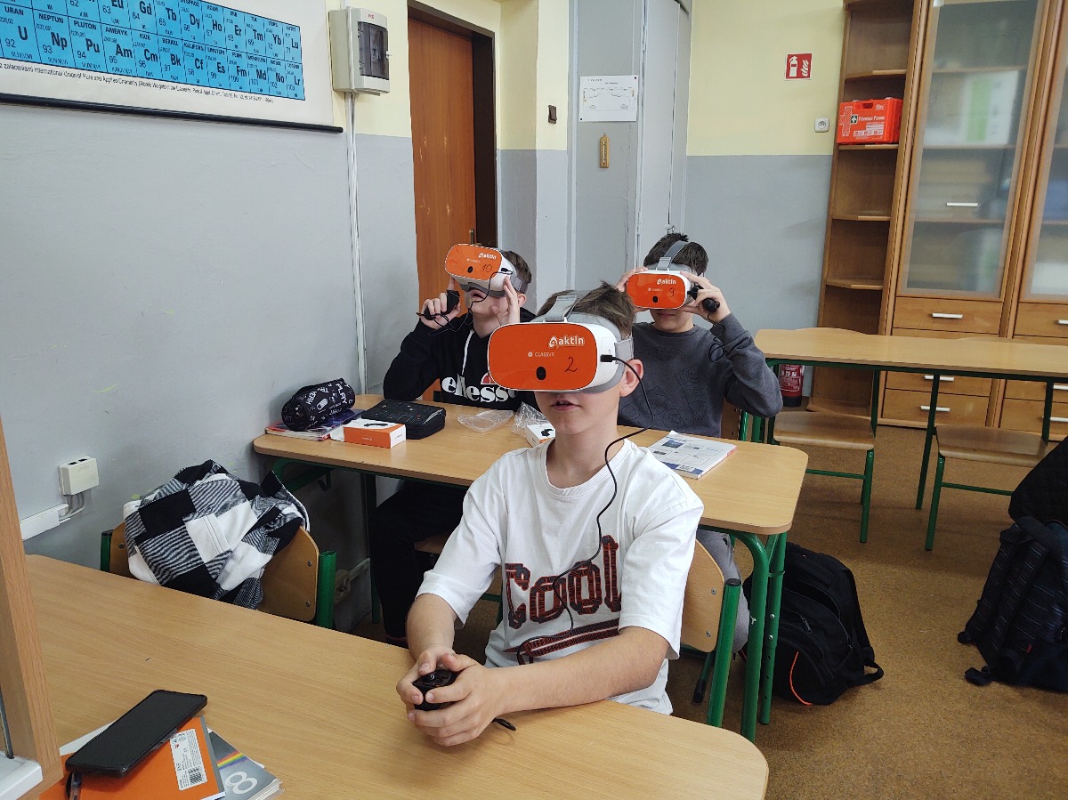 Troje uczniów w okularach VR