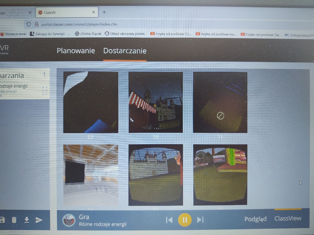 zdjęcie monitora, na którym nauczyciel ma podgląd tego co widzą uczniowie na okularach VR