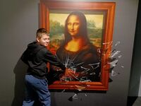 Chłopiec rozbija obraz w galerii 3D