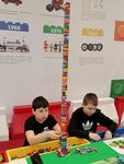 Dzieci układają budowle z klocków lego.