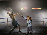 Dziewczynka walczy na ringu w galerii 3D